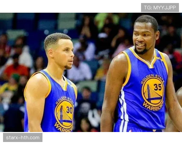 穆西亚拉热情互动球迷,展现高尚体育精神获广泛赞誉 穆西亚拉热情互动球迷,展现高尚体育精神获广泛赞誉