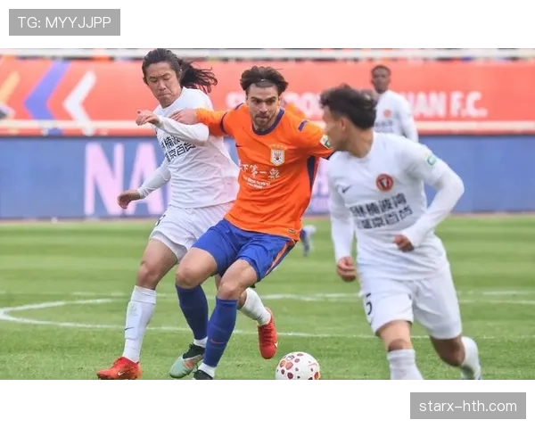 山东泰山防守体系存在漏洞，高位压迫效果不佳，近期表现影响球队稳定性