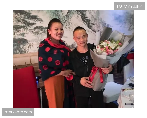 熊朝忠当年的拳王照和他拎菜袋的那张放一起，我笑到抽筋